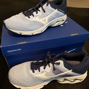 BRAND NEW MIZUNO RUNNING SHOES